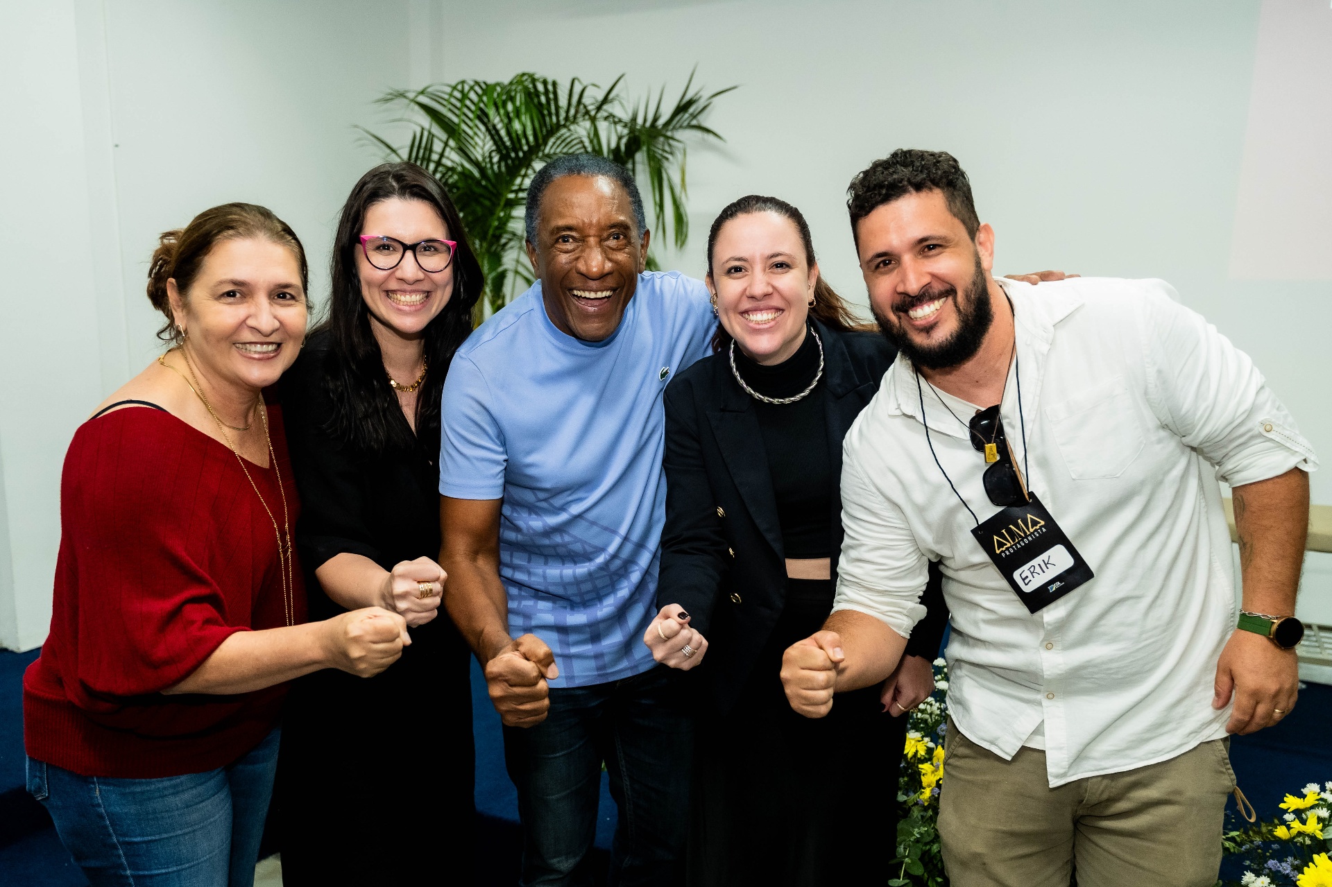 Alunos e mentores celebrando ao final de uma edição